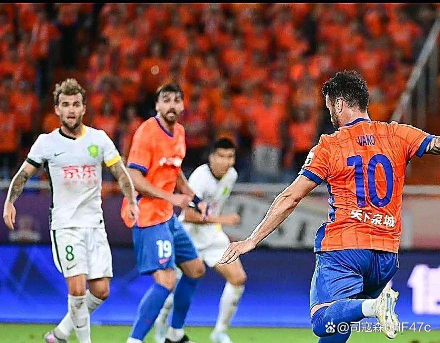 强强对话！两支球队交手，现场气氛火爆